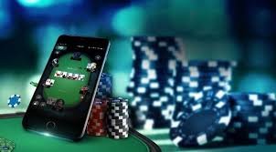 Layar tampilan mobile dengan tampilan sportsbook dan kasino online hokiemas